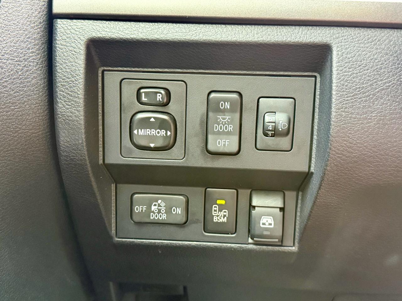 Toyota Tundra 4WD Truck CrewMax 5.7L V8 6-Spd AT SR5 (Natl) 2016