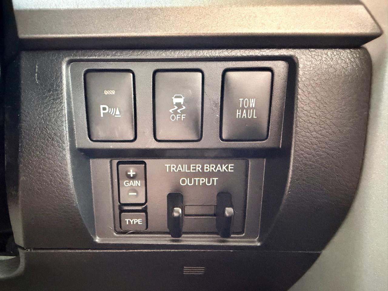 Toyota Tundra 4WD Truck CrewMax 5.7L V8 6-Spd AT SR5 (Natl) 2016