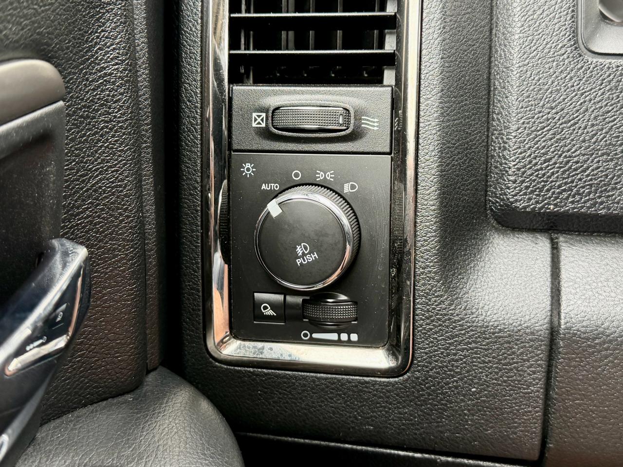 RAM 1500 4WD Crew Cab 140.5" Sport 2016