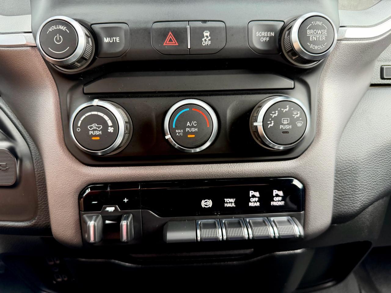 RAM 2500 Big Horn 4x4 Mega Cab 6'4" Box 2019