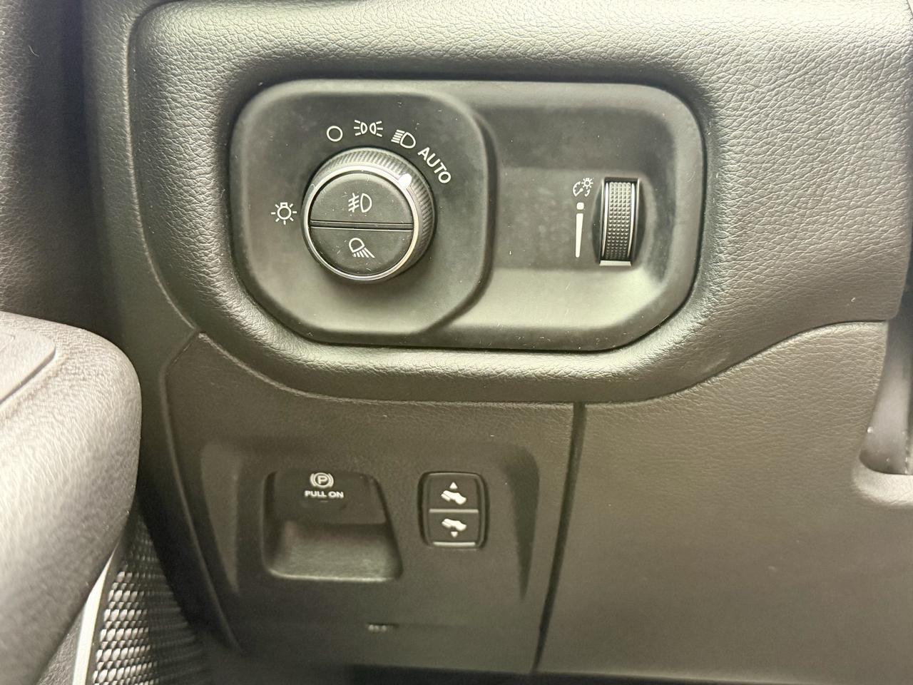 RAM 1500 Big Horn 4x4 Crew Cab 5'7" Box 2022