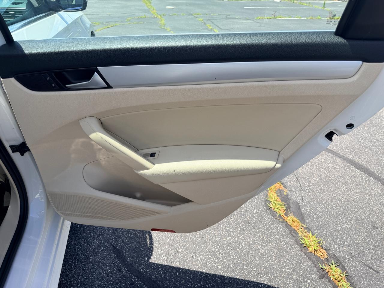 Volkswagen Passat 2.5L SE AT 2013