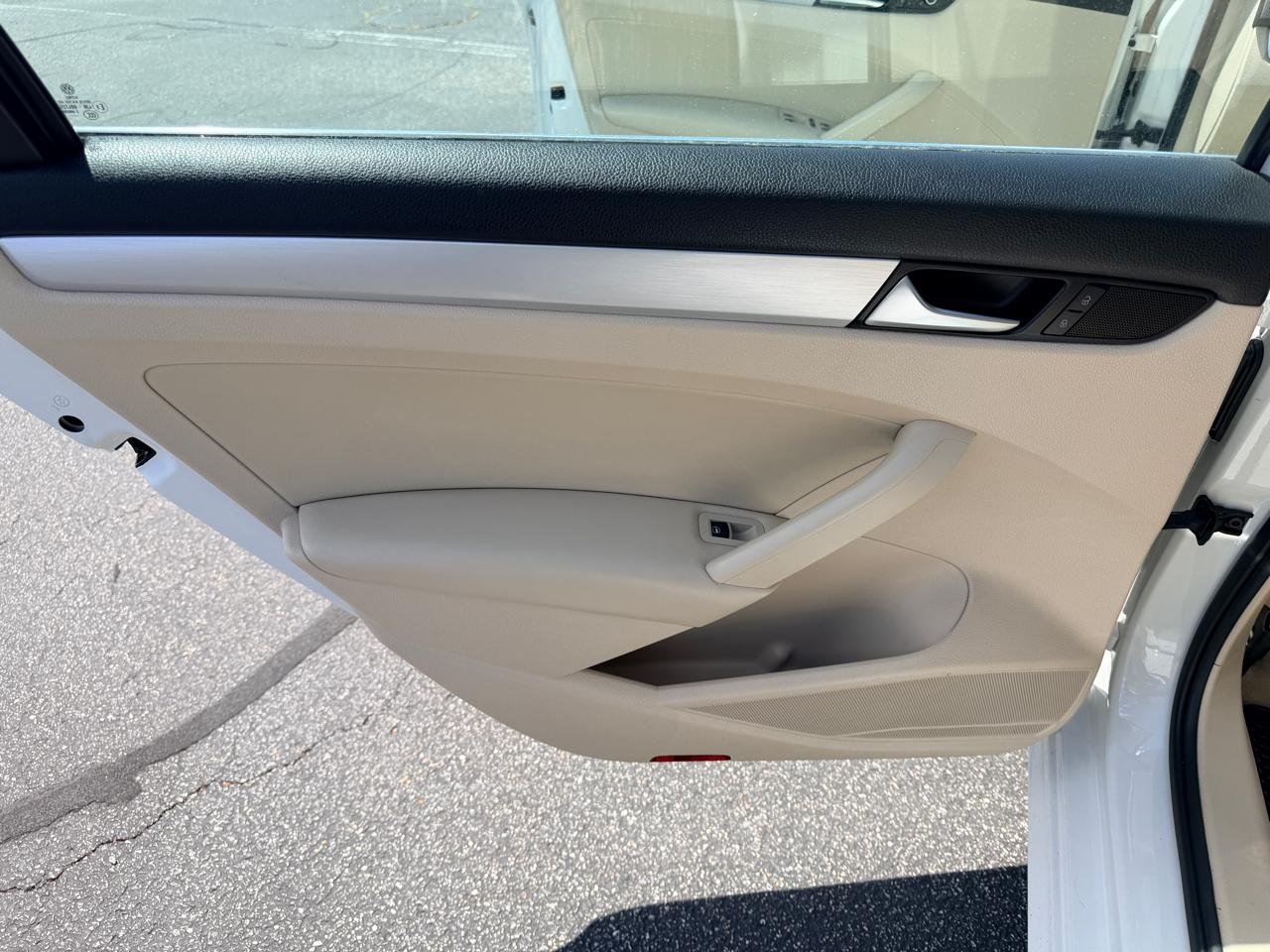 Volkswagen Passat 2.5L SE AT 2013