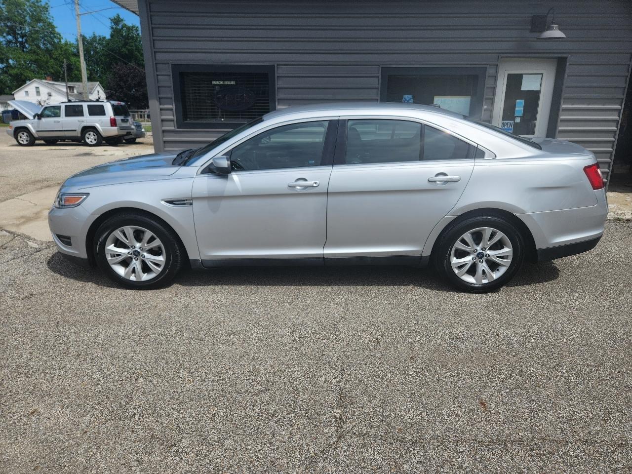 Ford Taurus 4dr Sdn SEL FWD 2011