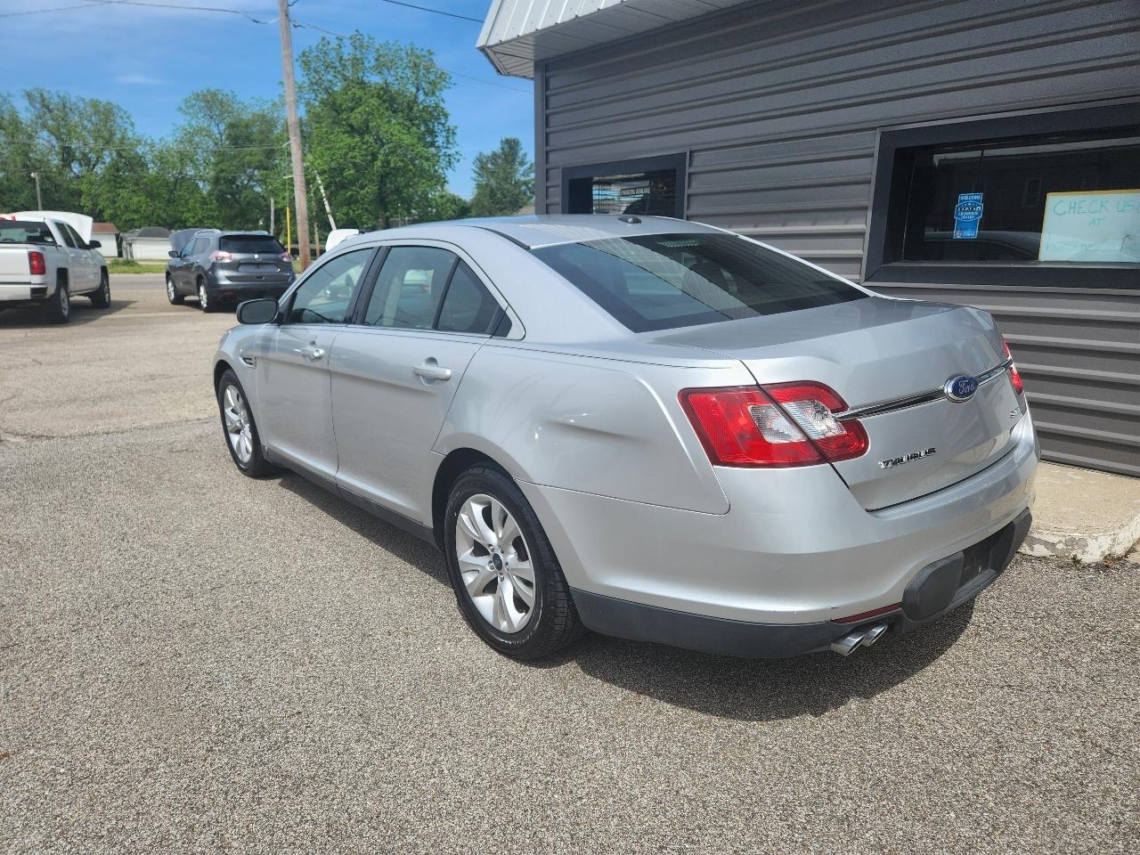 Ford Taurus 4dr Sdn SEL FWD 2011