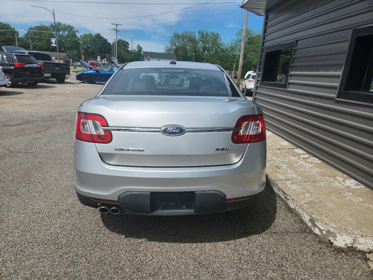 Ford Taurus 4dr Sdn SEL FWD 2011