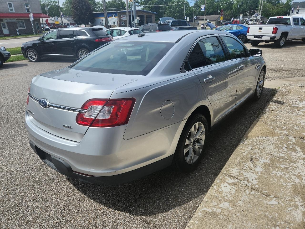Ford Taurus 4dr Sdn SEL FWD 2011