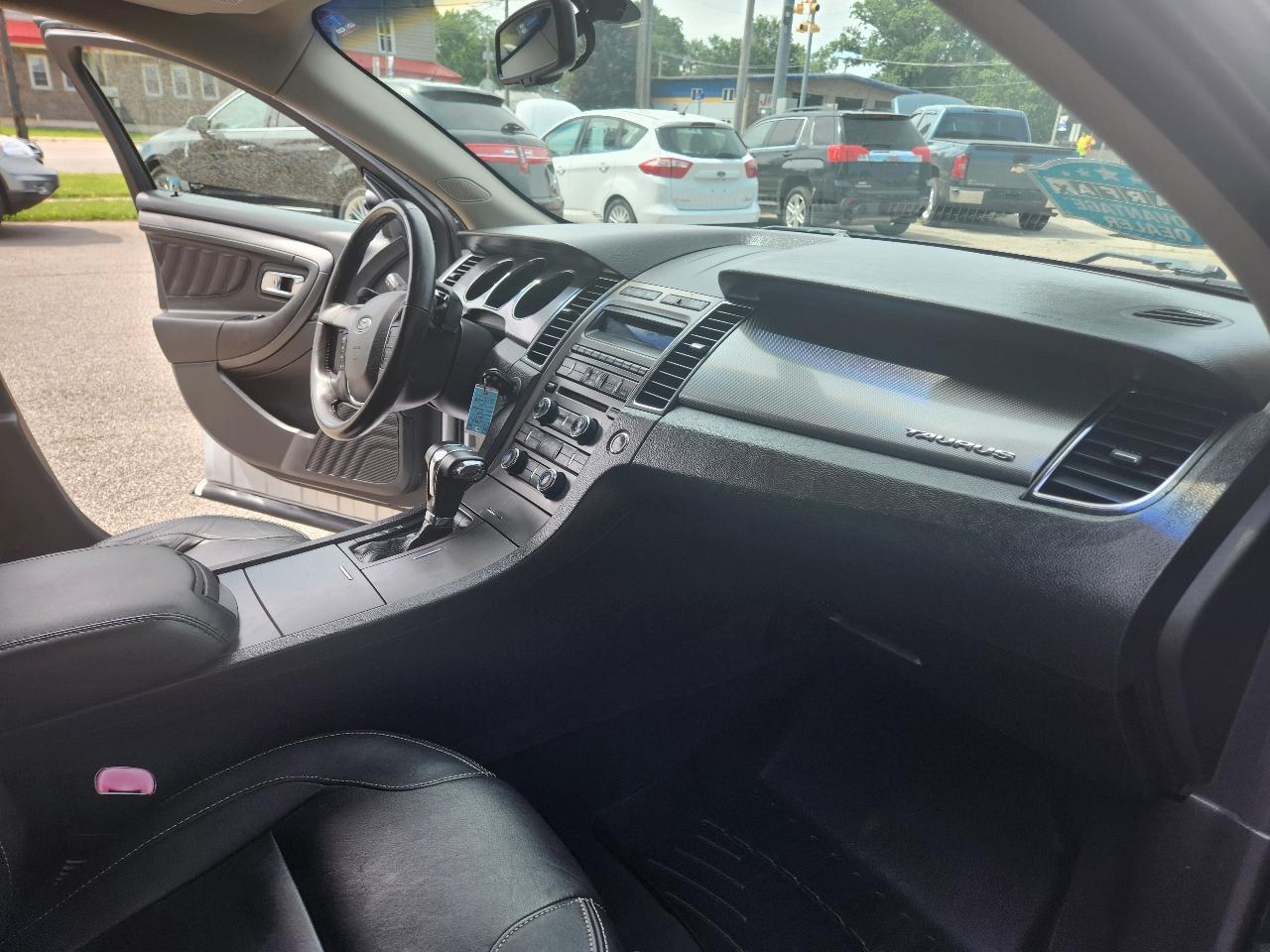 Ford Taurus 4dr Sdn SEL FWD 2011