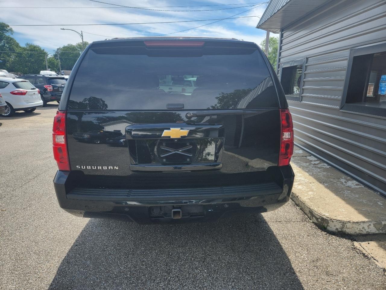 Chevrolet Suburban 4WD 4dr 1500 LT 2013