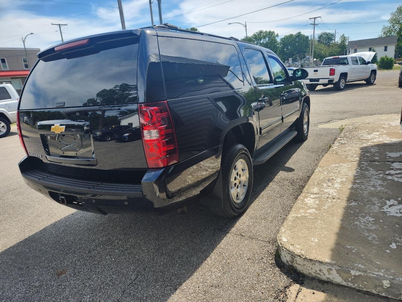 Chevrolet Suburban 4WD 4dr 1500 LT 2013