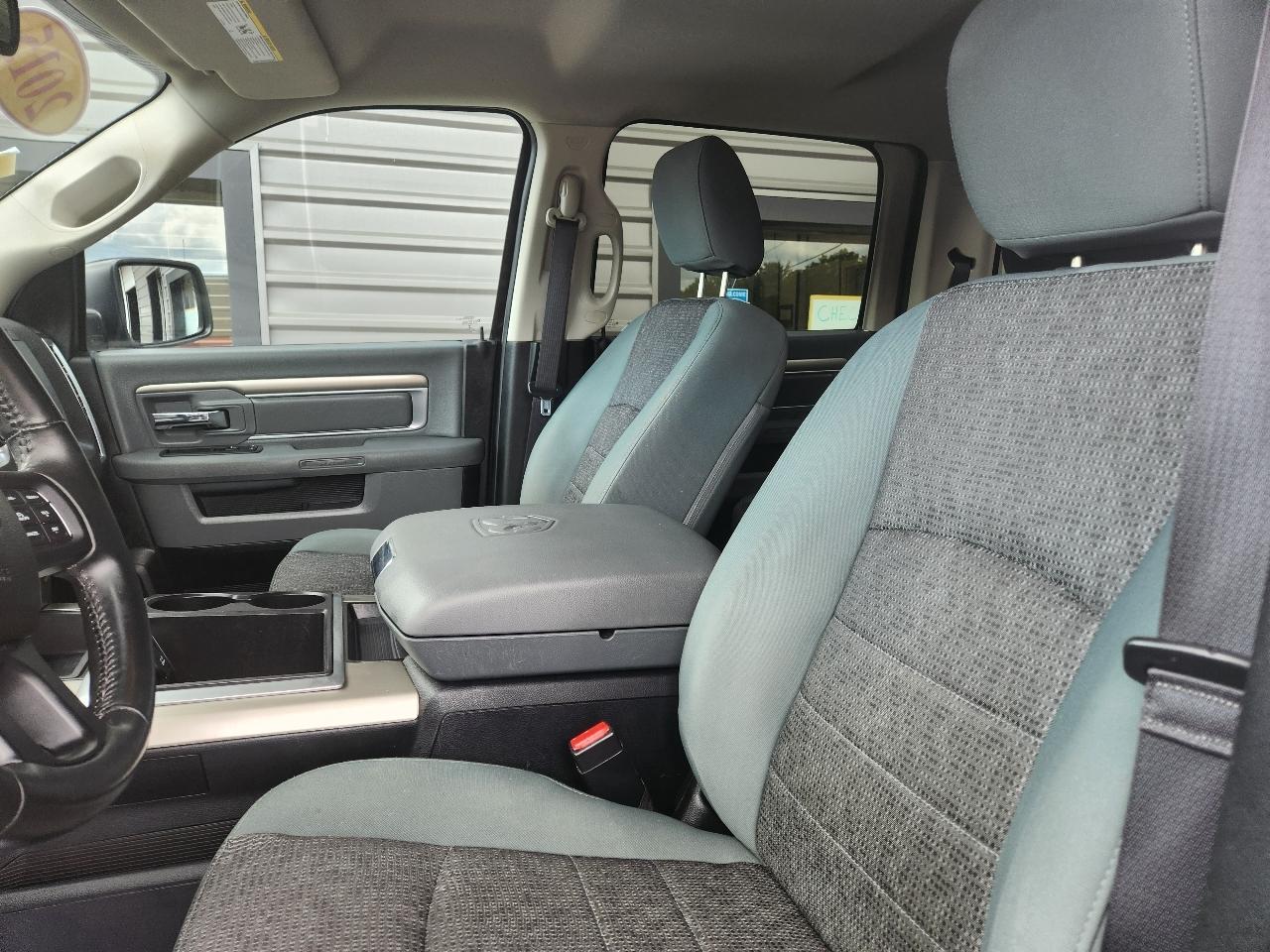 RAM 1500 4WD Crew Cab 140.5" Big Horn 2015