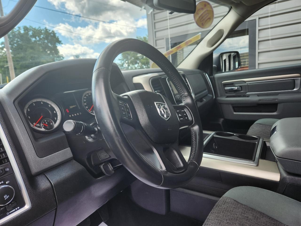 RAM 1500 4WD Crew Cab 140.5" Big Horn 2015