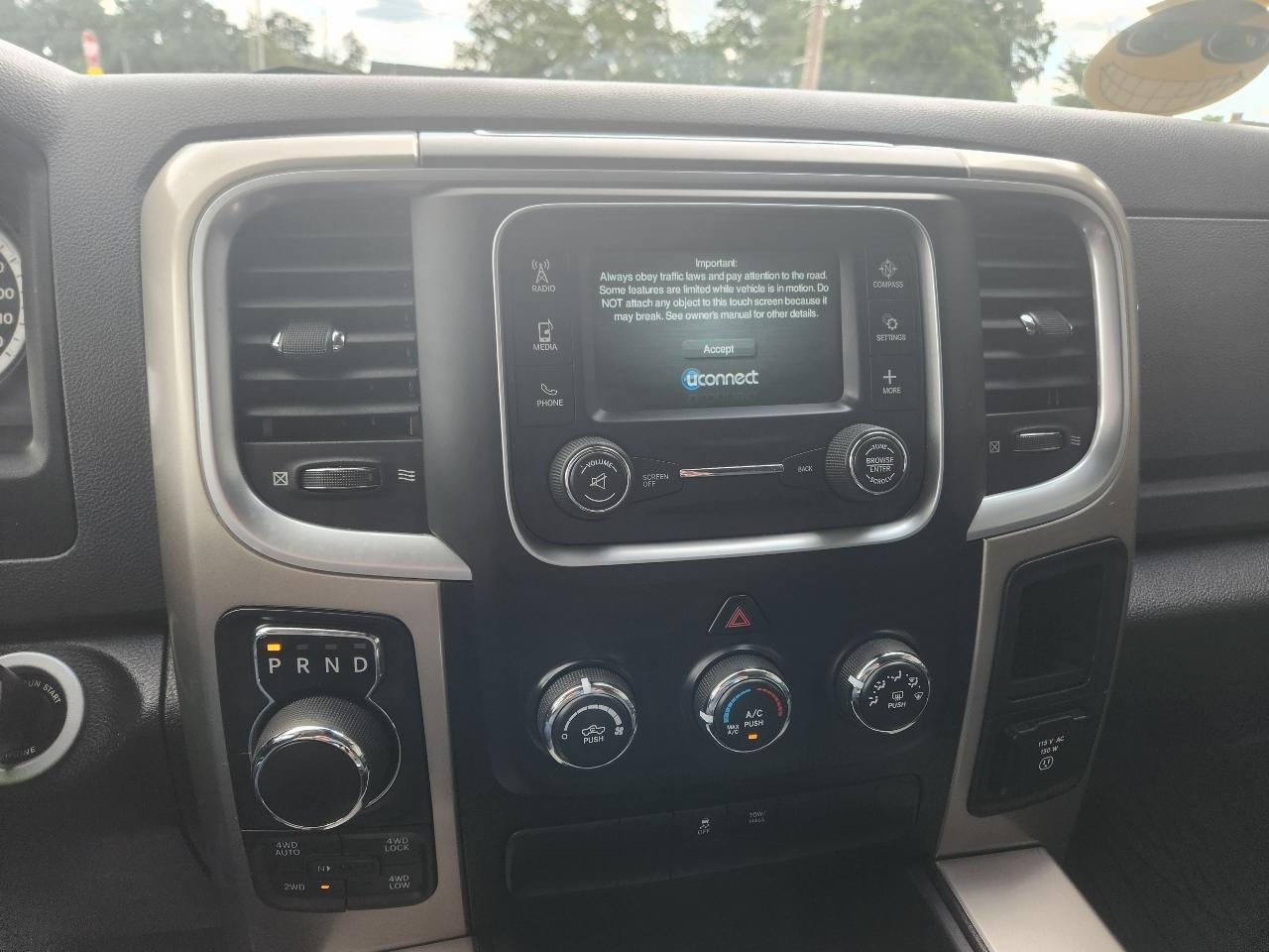 RAM 1500 4WD Crew Cab 140.5" Big Horn 2015