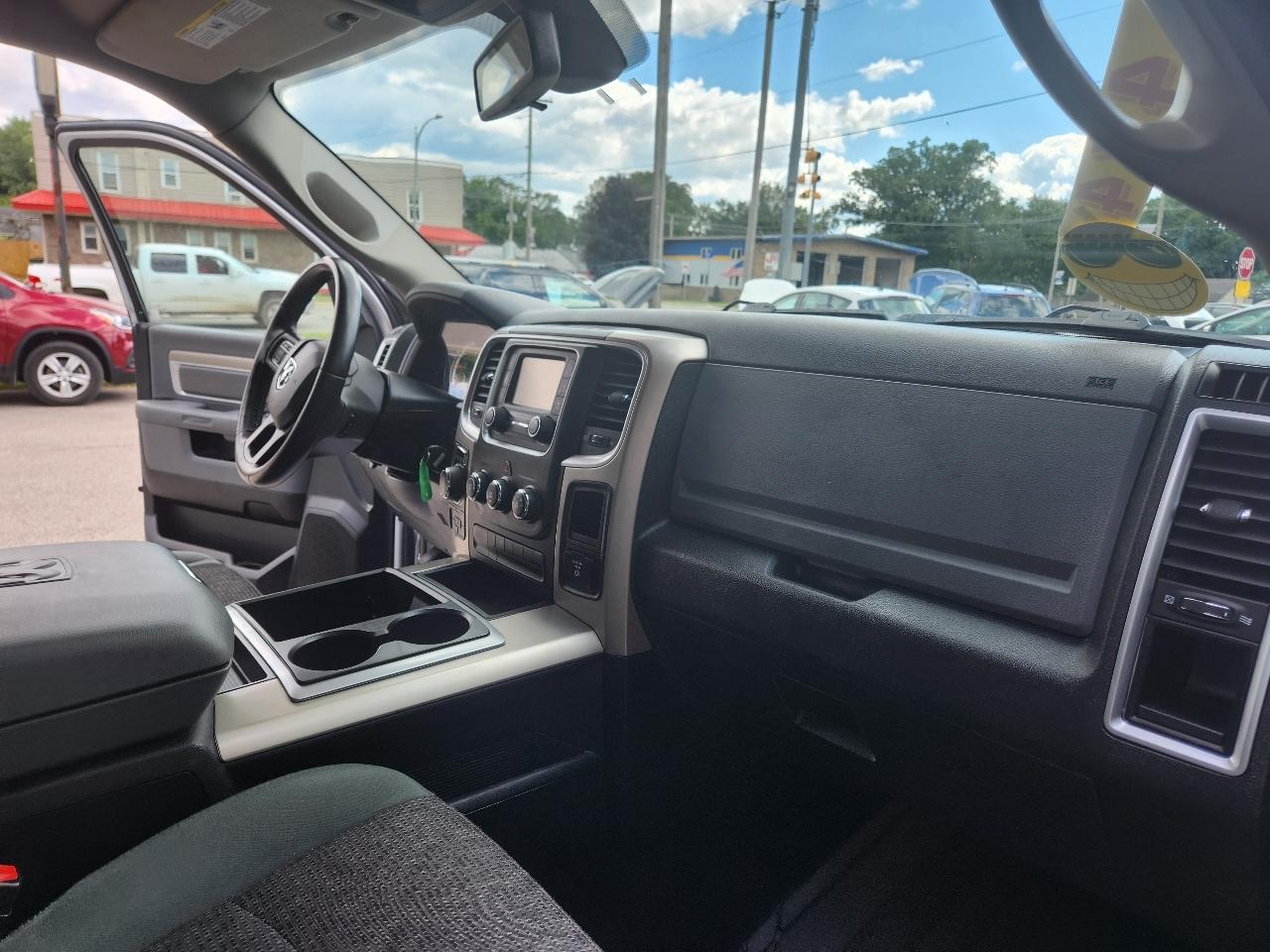 RAM 1500 4WD Crew Cab 140.5" Big Horn 2015