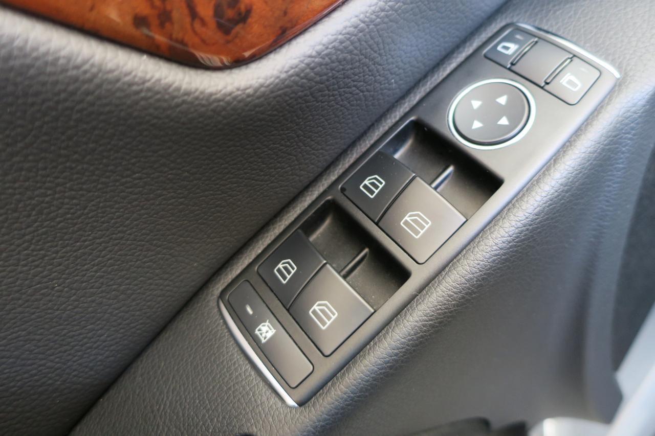 Mercedes-Benz C-Class C300 4MATIC Luxury Sedan 2012