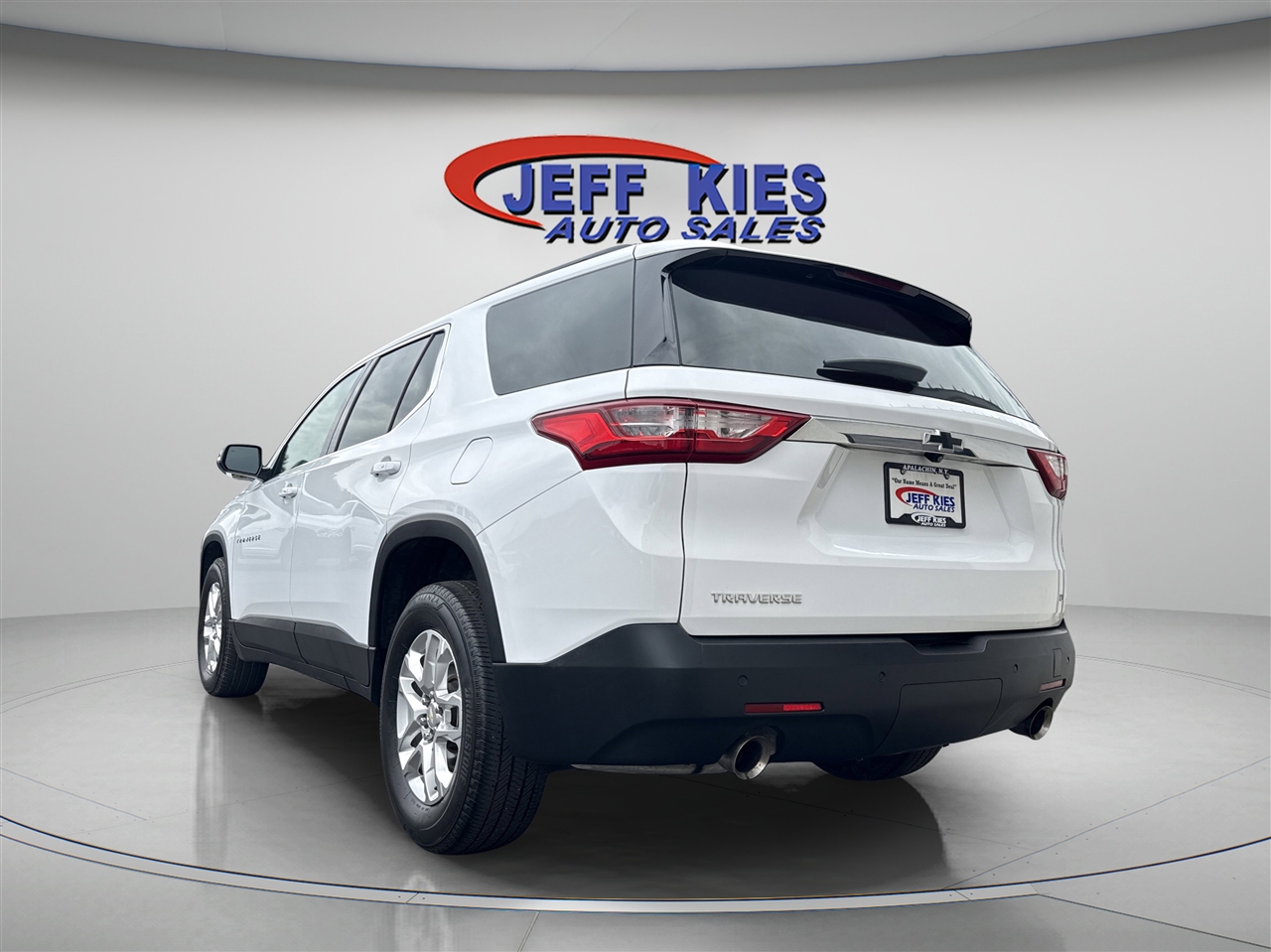 2021 Chevrolet Traverse Cloth 1LT photo 2