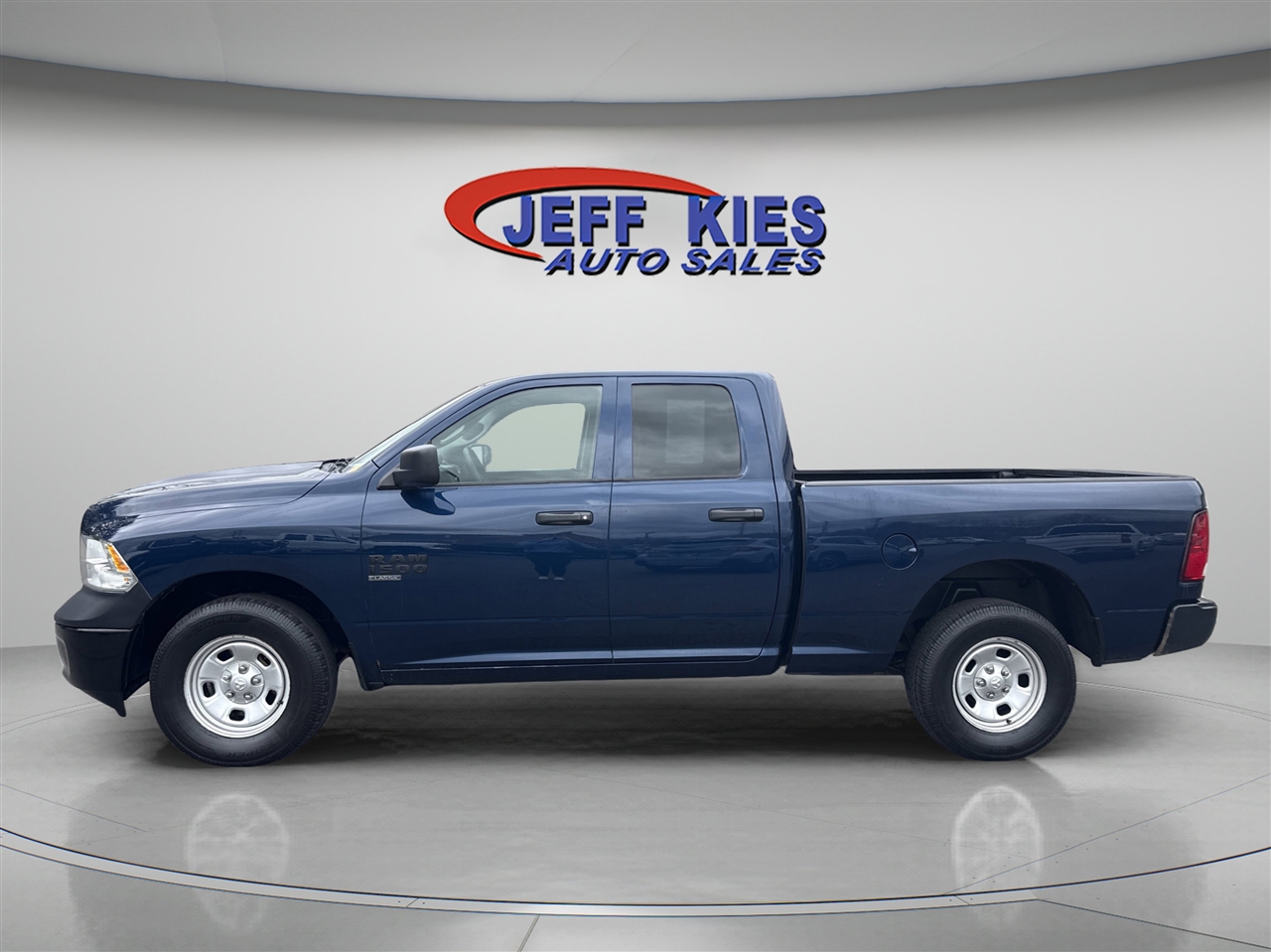RAM 1500 Classic Tradesman 4x4 Quad Cab 6'4" Box 2019 RAM 1500 Classic Tradesman 4x4 Quad Cab 6'4" Box 2019