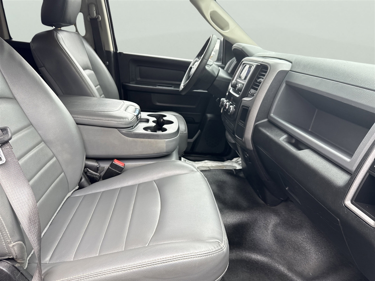 RAM 1500 Classic Tradesman 4x4 Quad Cab 6'4" Box 2019 RAM 1500 Classic Tradesman 4x4 Quad Cab 6'4" Box 2019