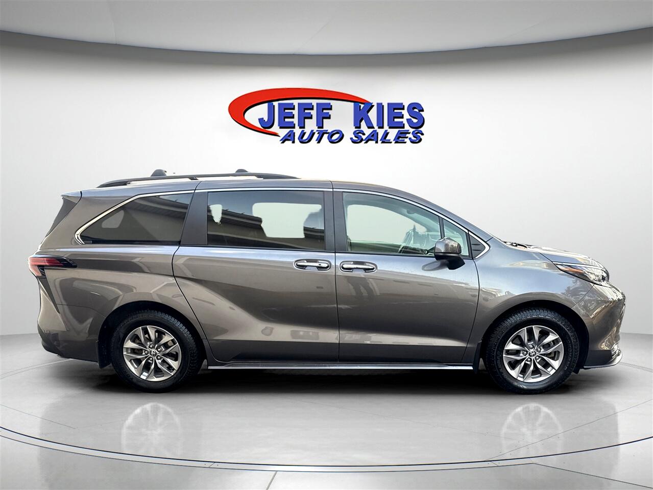 Toyota Sienna XLE AWD 7-Passenger (Natl) 2022