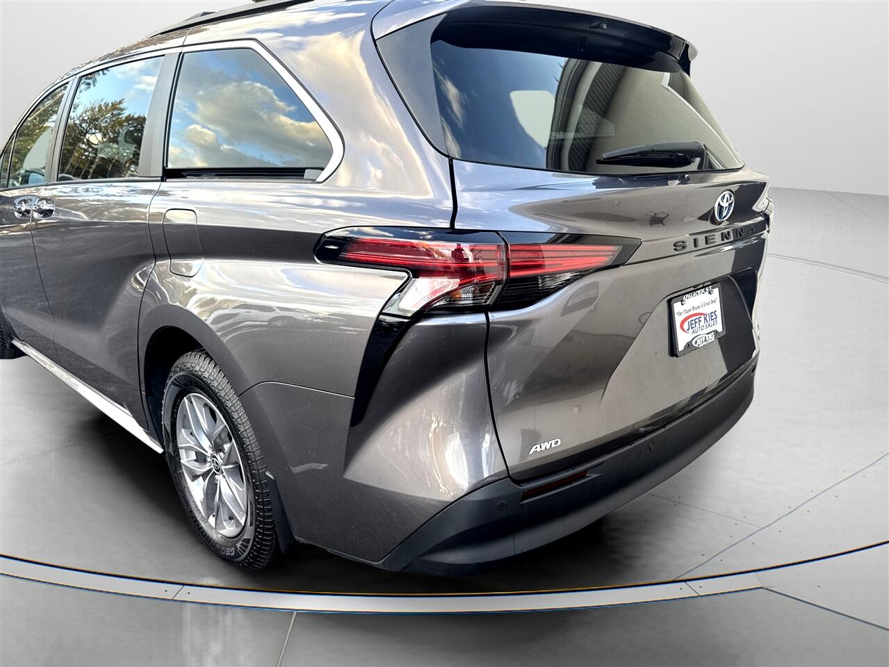 Toyota Sienna XLE AWD 7-Passenger (Natl) 2022