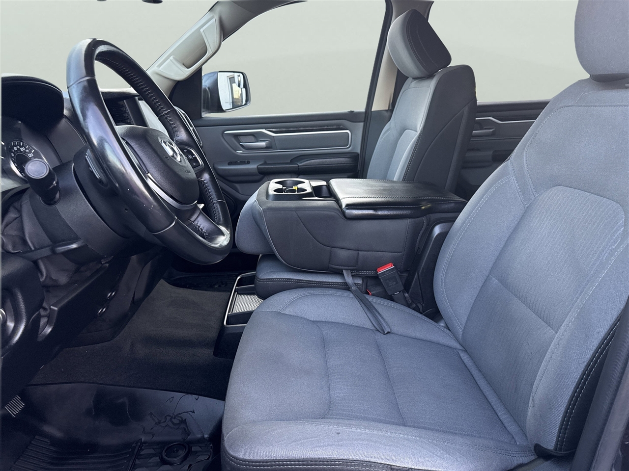 RAM 1500 Big Horn 4x4 Crew Cab 5'7" Box 2020