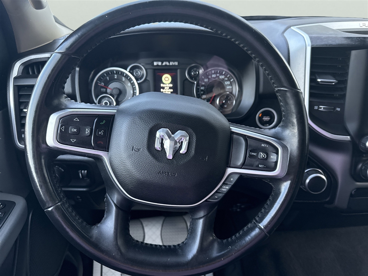 RAM 1500 Big Horn 4x4 Crew Cab 5'7" Box 2020