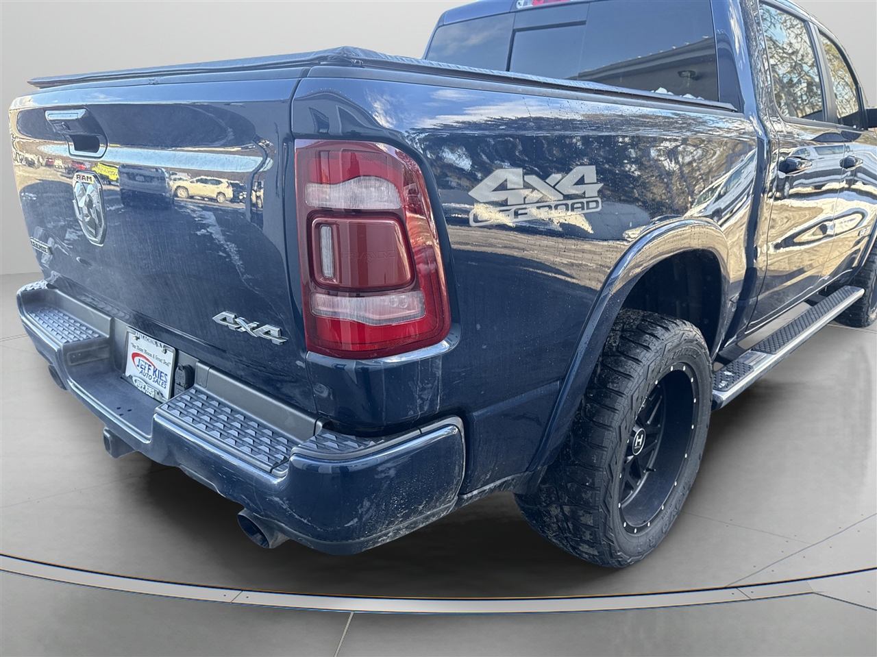 RAM 1500 Laramie 4x4 Crew Cab 5'7" Box 2020