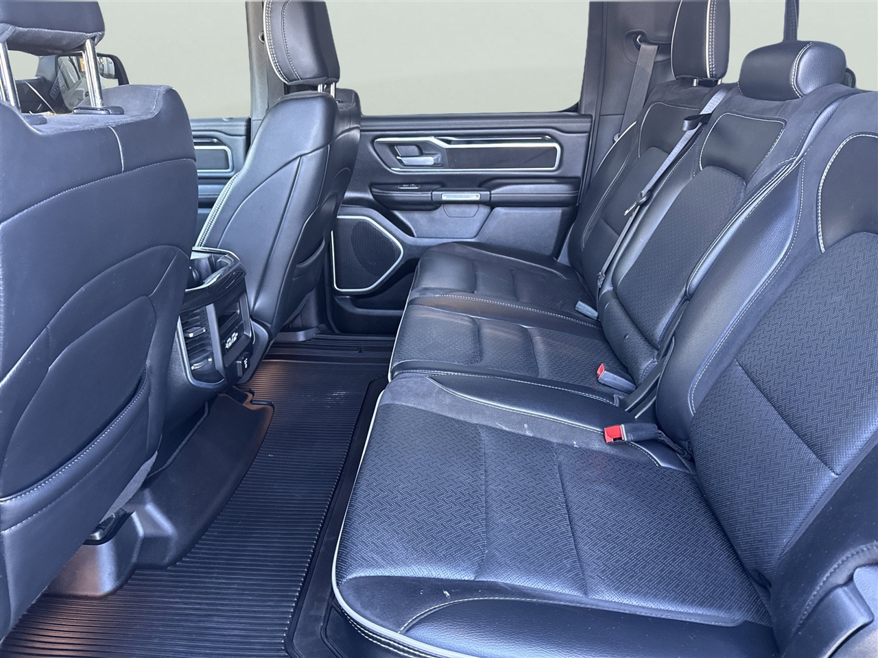 RAM 1500 Laramie 4x4 Crew Cab 5'7" Box 2020