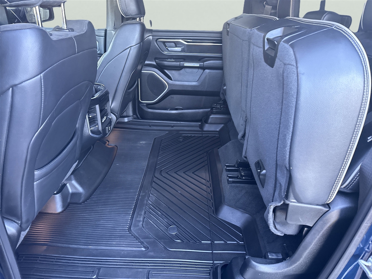 RAM 1500 Laramie 4x4 Crew Cab 5'7" Box 2020