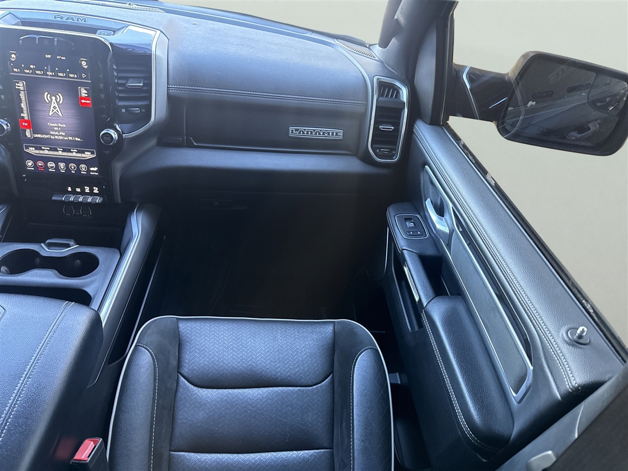 RAM 1500 Laramie 4x4 Crew Cab 5'7" Box 2020