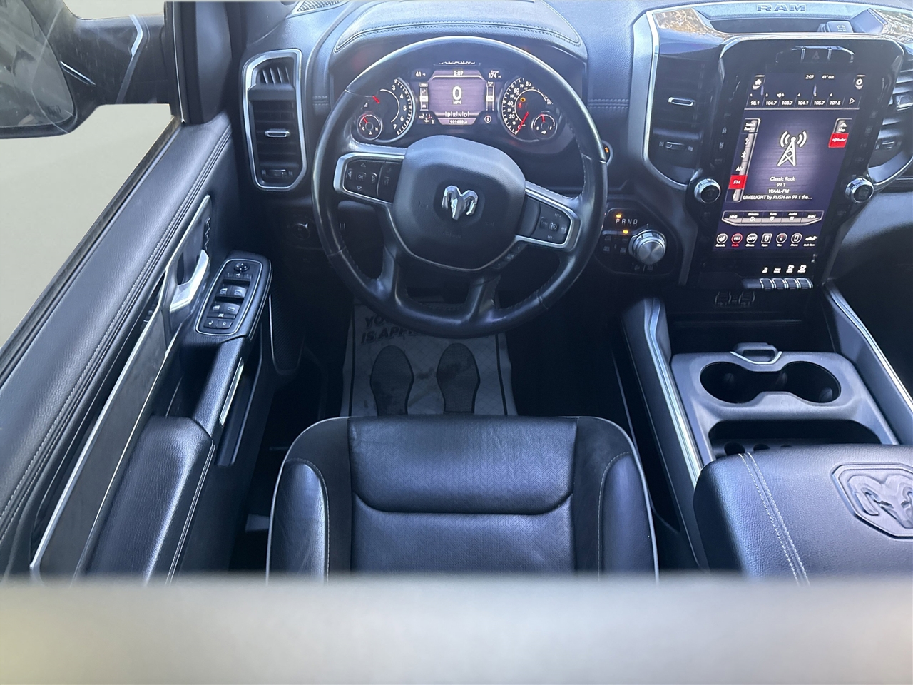 RAM 1500 Laramie 4x4 Crew Cab 5'7" Box 2020