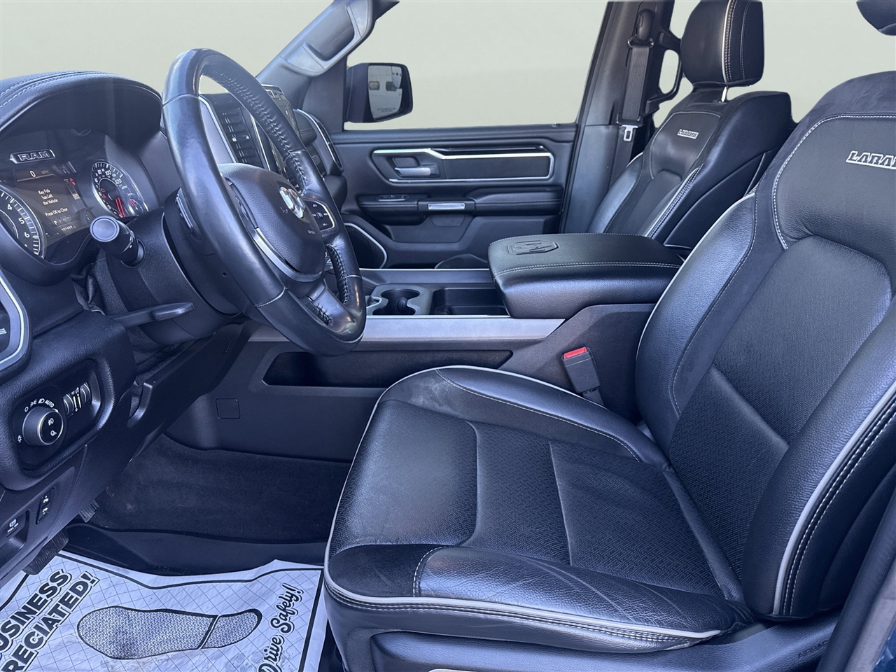 RAM 1500 Laramie 4x4 Crew Cab 5'7" Box 2020