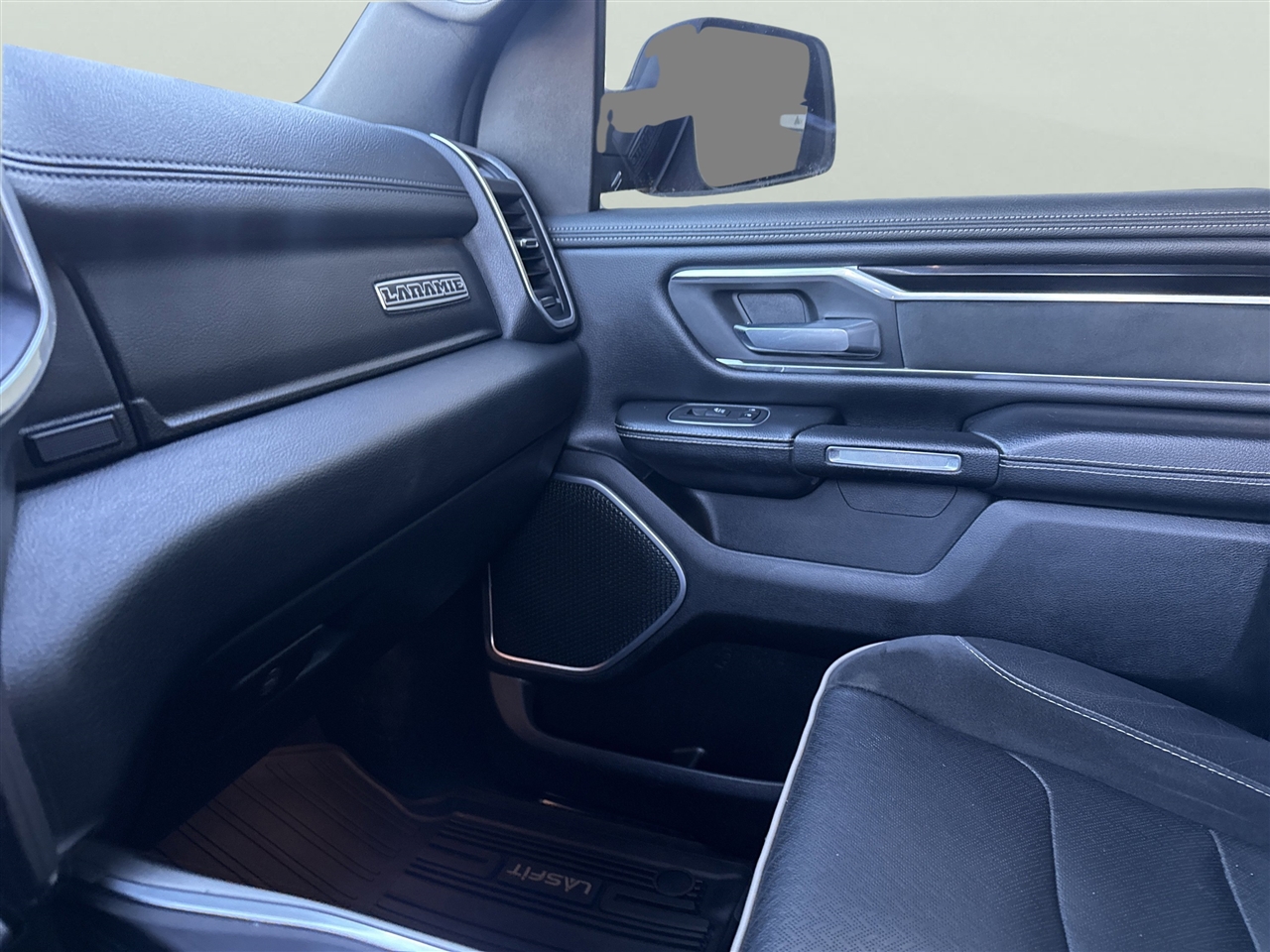 RAM 1500 Laramie 4x4 Crew Cab 5'7" Box 2020