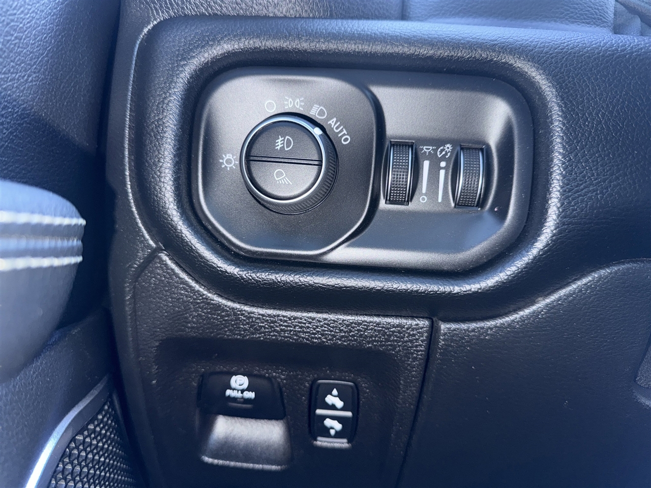 RAM 1500 Laramie 4x4 Crew Cab 5'7" Box 2020