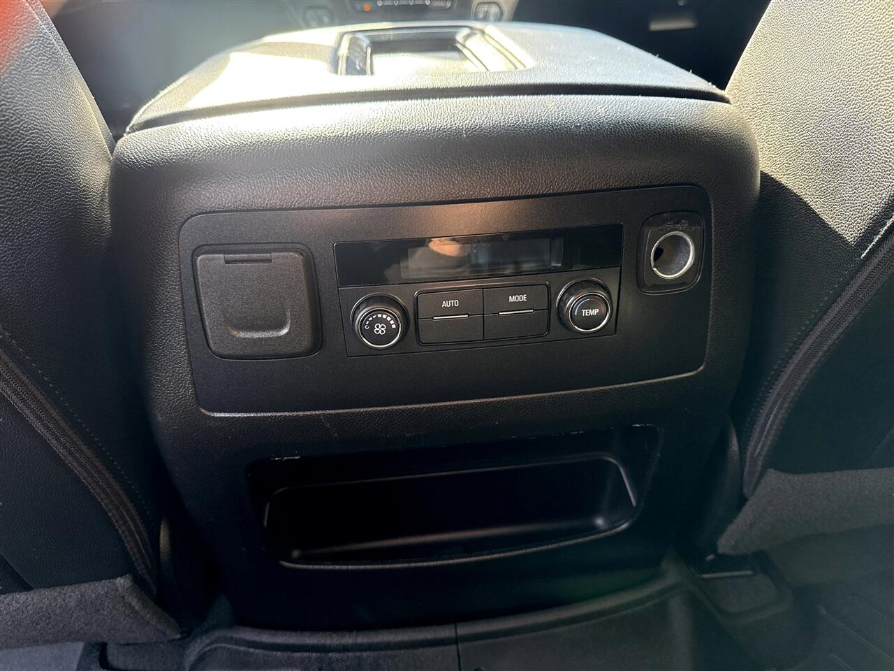 Chevrolet Suburban 4WD 4dr 1500 LT 2019