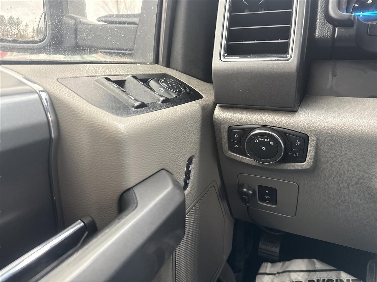 Ford F-150 Lariat 4WD SuperCab 8' Box 2017