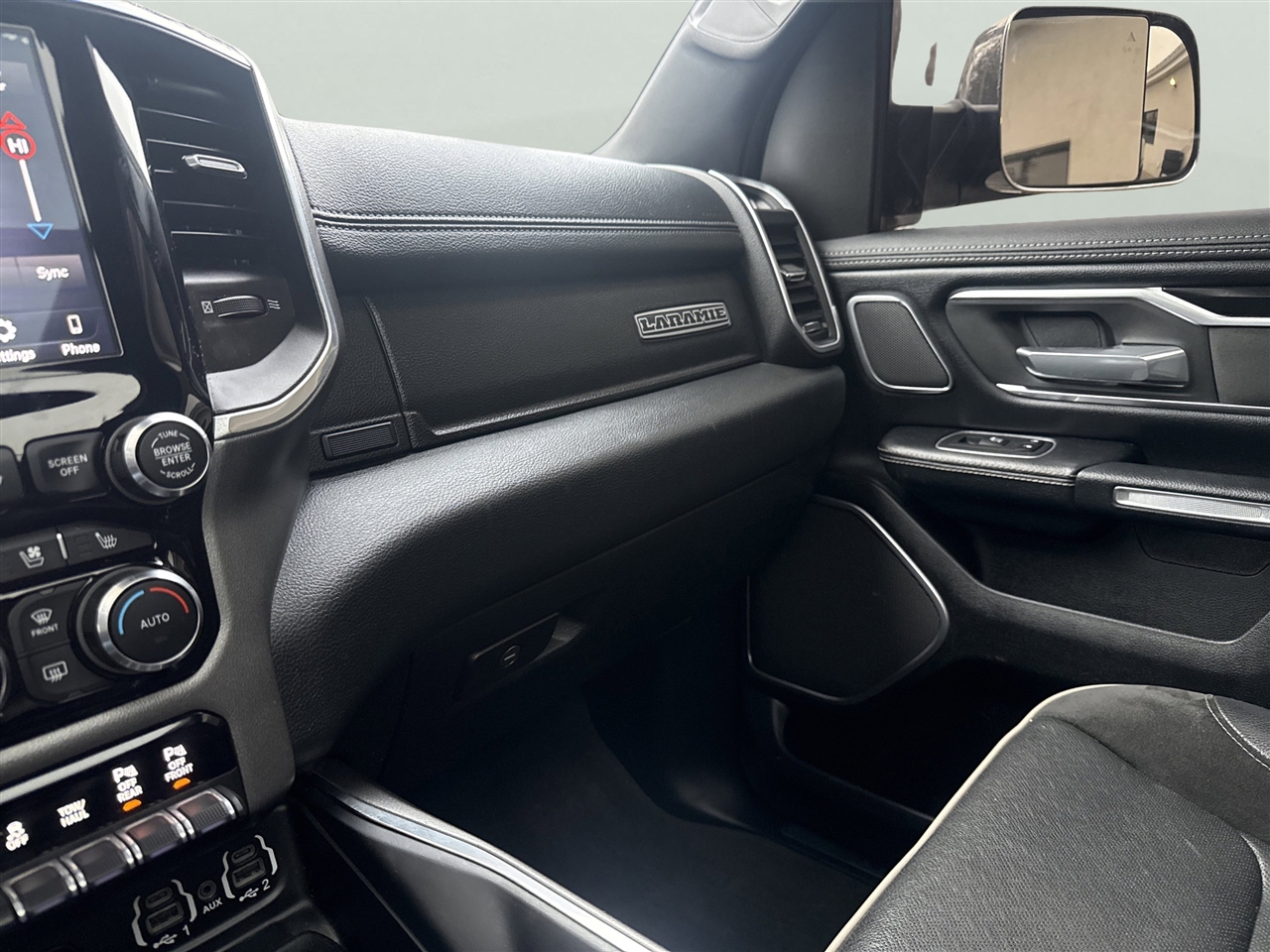 RAM 1500 Laramie 4x4 Crew Cab 5'7" Box 2020