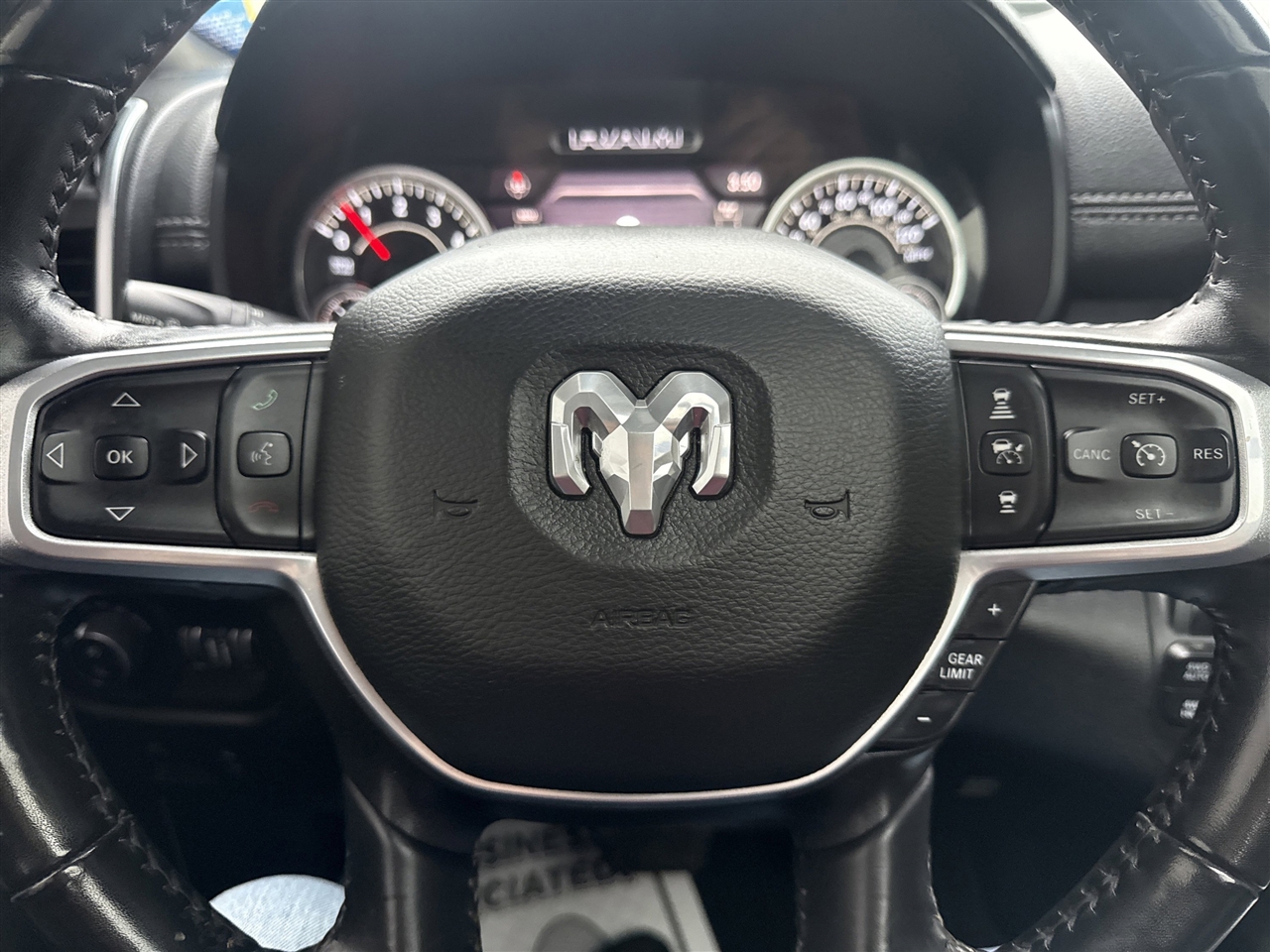 RAM 1500 Laramie 4x4 Crew Cab 5'7" Box 2020