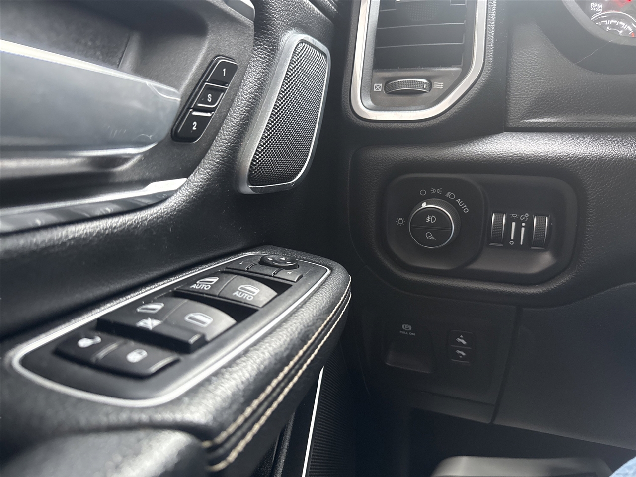 RAM 1500 Laramie 4x4 Crew Cab 5'7" Box 2020