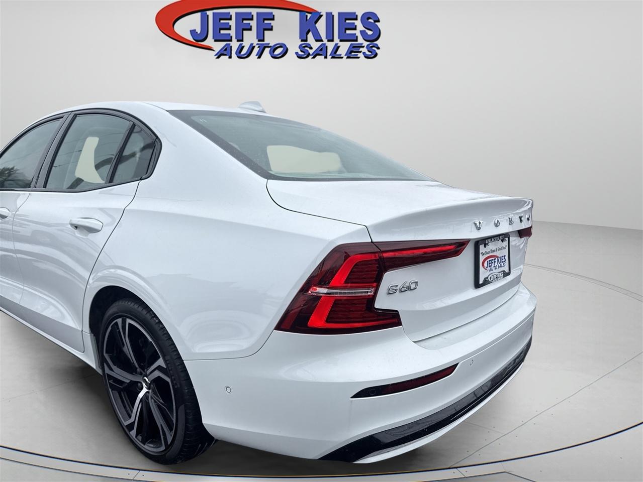 Volvo S60 B5 FWD Plus Dark Theme 2023