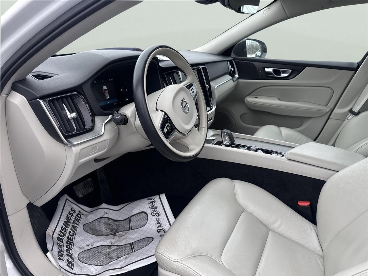 Volvo S60 B5 FWD Plus Dark Theme 2023