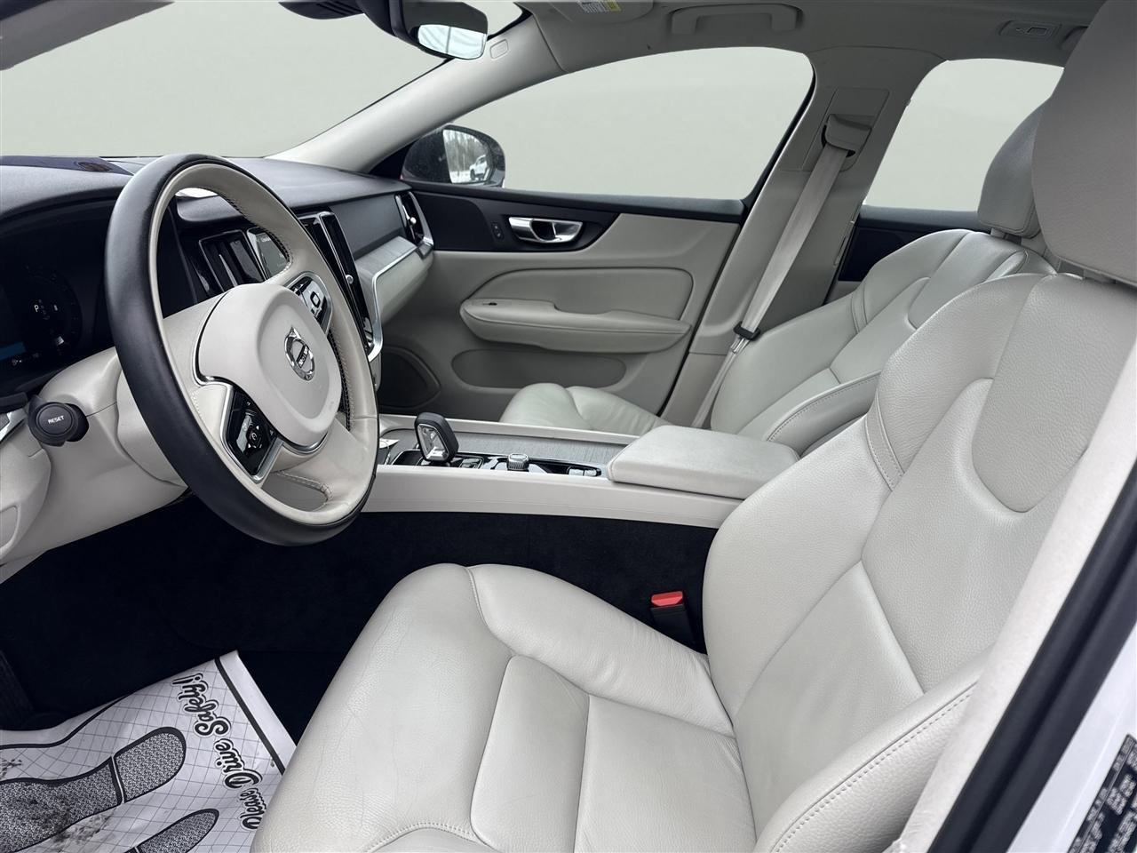 Volvo S60 B5 FWD Plus Dark Theme 2023