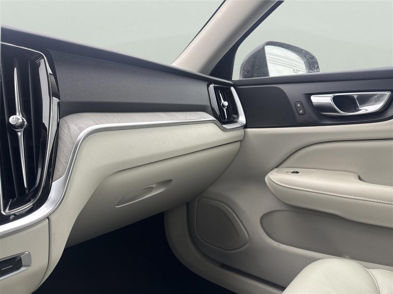 Volvo S60 B5 FWD Plus Dark Theme 2023