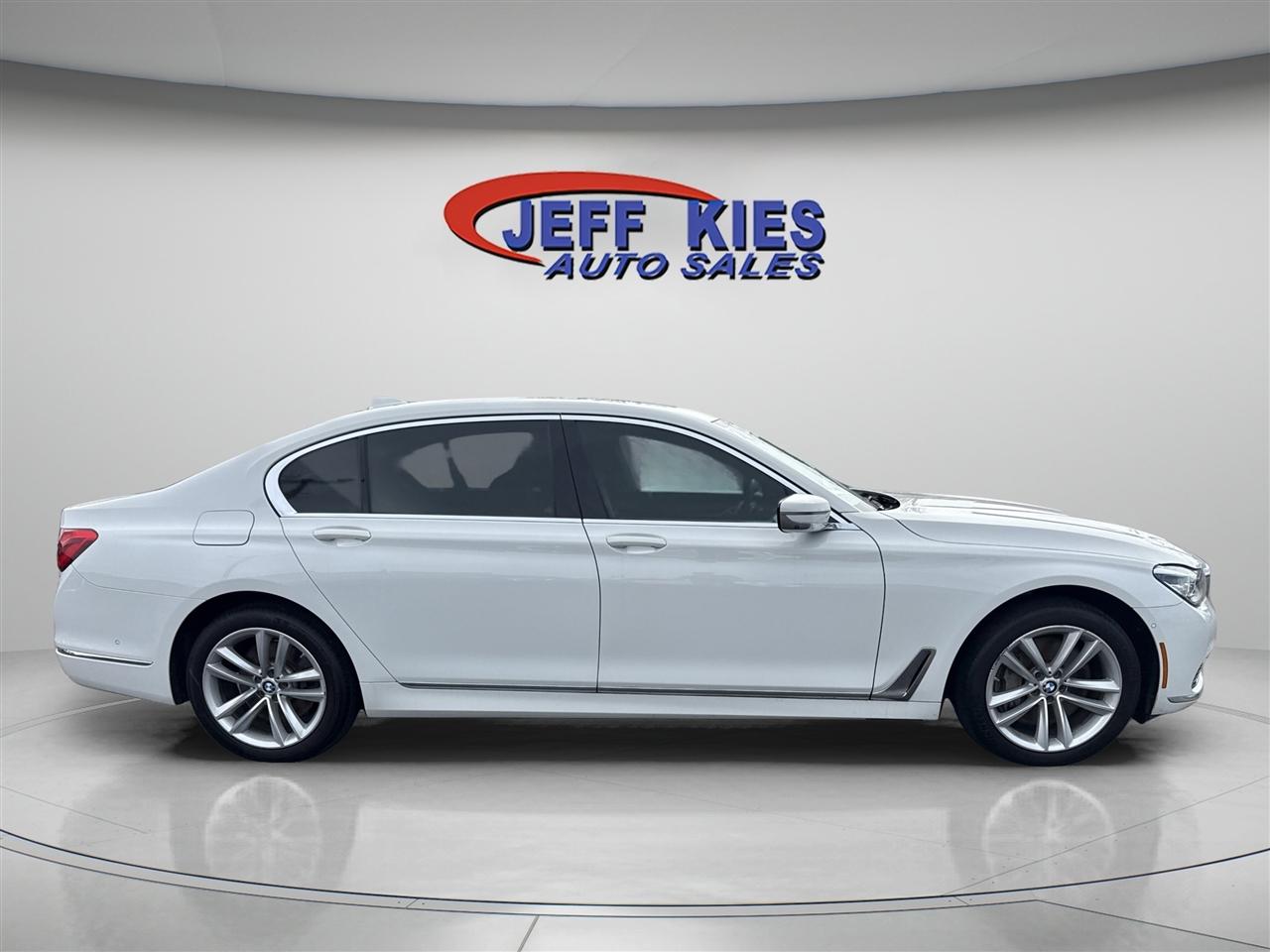 BMW 7 Series 4dr Sdn 750i xDrive AWD 2016