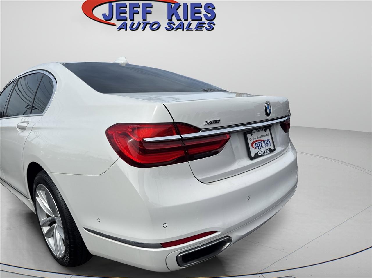 BMW 7 Series 4dr Sdn 750i xDrive AWD 2016