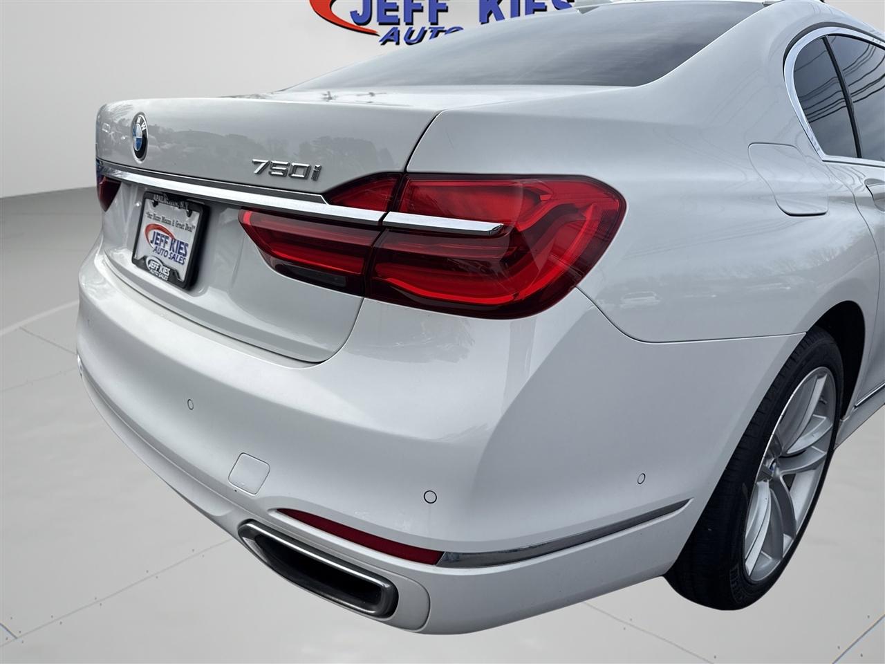 BMW 7 Series 4dr Sdn 750i xDrive AWD 2016