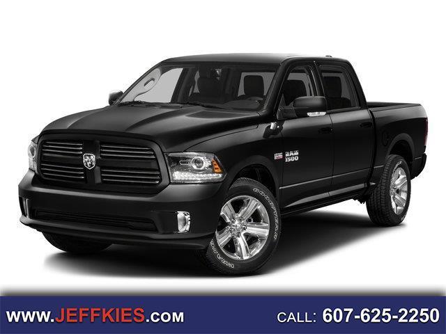 RAM 1500 4WD Crew Cab 140.5" Sport 2016