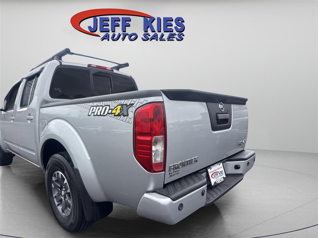 Nissan Frontier 4WD Crew Cab SWB Auto PRO-4X 2015