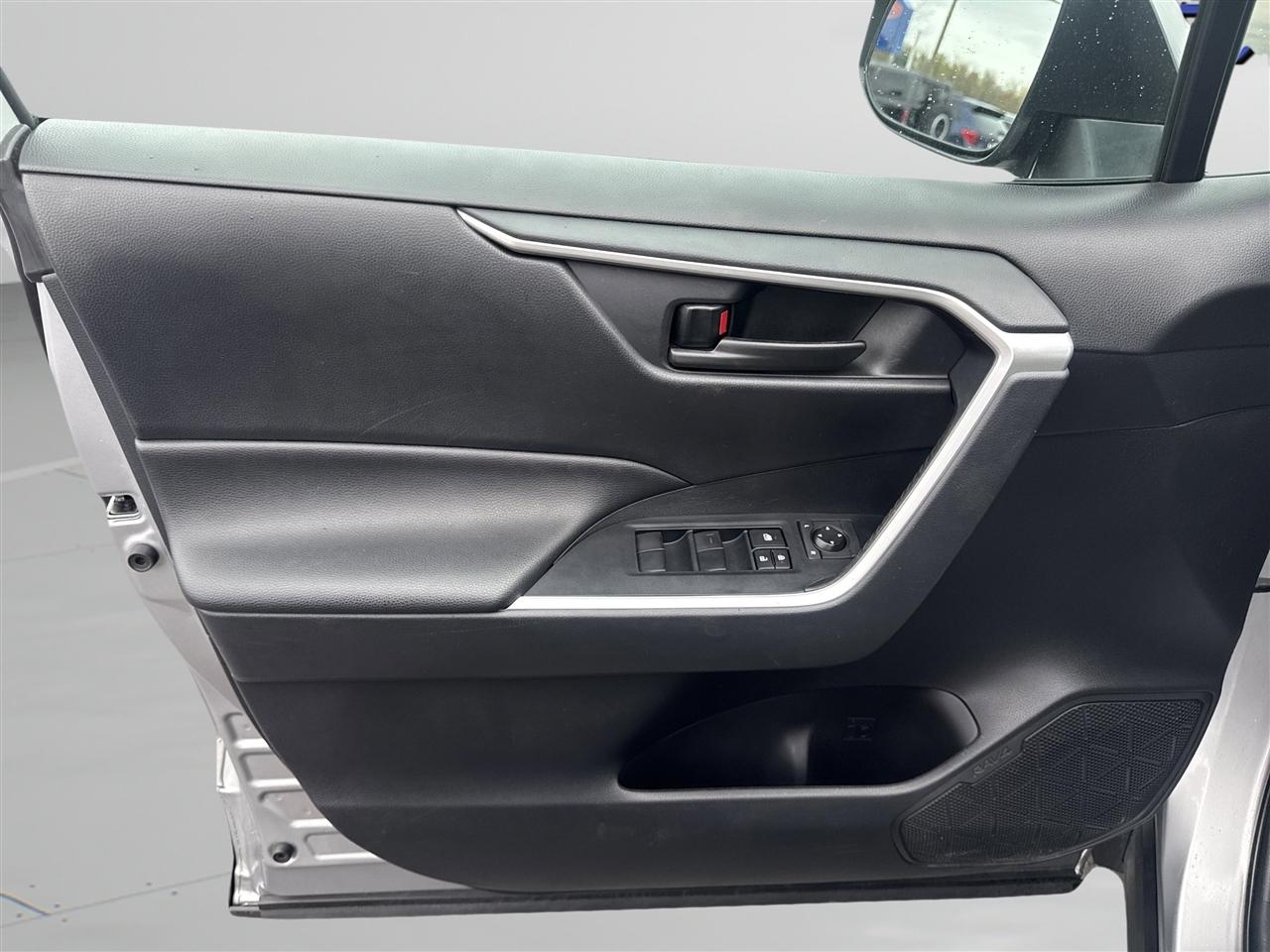 Toyota RAV4 Hybrid LE AWD (Natl) 2019