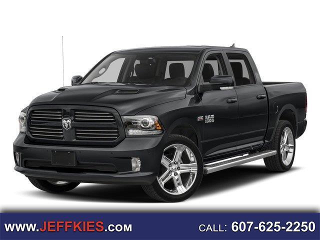 RAM 1500 4WD Crew Cab 140.5" Sport 2017
